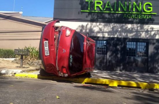 homem passa mal ao volante e capota o carro