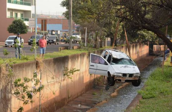 mulher bate em guard rail capota e cai em corrego