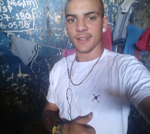 Igor Henrique Paim publica selfie de dentro da cela
