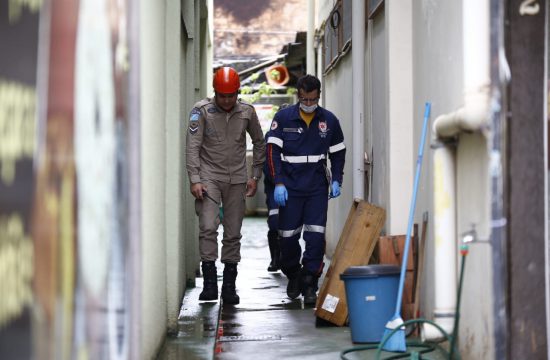 Bombeiros resgatando o corpo