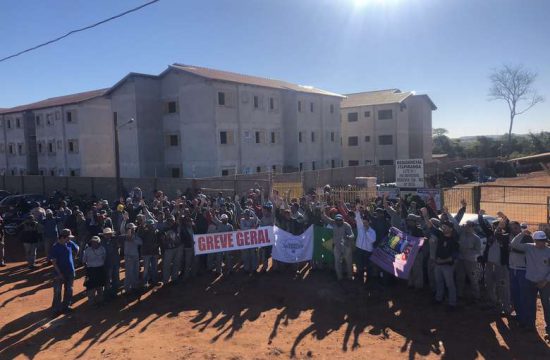 trabalhadores entram em greve