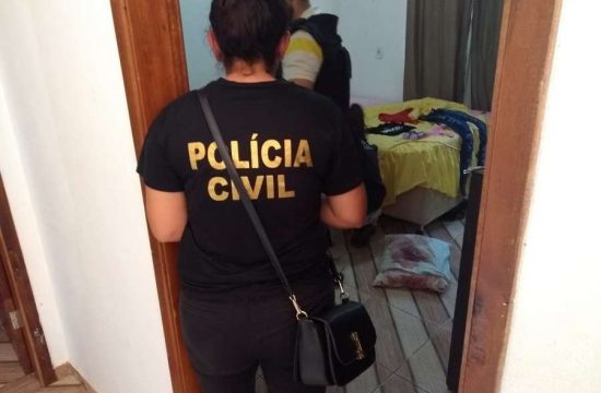 presa com drogas e por ter adulterado cena de crime