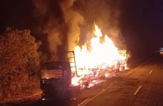 carreta pega fogo br 267 eucalipto destrói carga e veículo