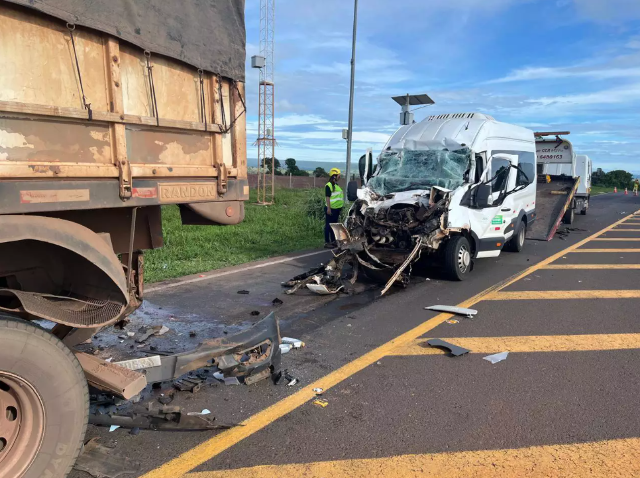 Acidente BR-163 deixa 1 morto e 6 feridos em van em Sonora