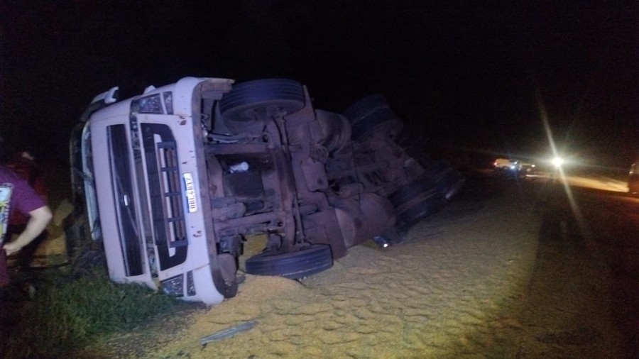 Caminhão tombou MS480 e derramou 37 toneladas de milho hoje