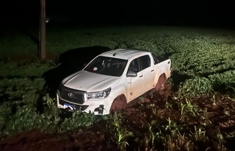Caminhonete furtada é encontrada atolada em lavoura de soja