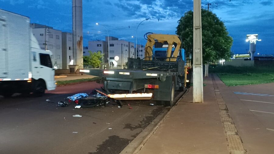 Motociclista morre após colidir com caminhão estacionado