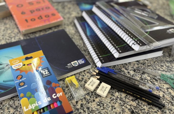 Entrega kits escolares 2026 e uniformes chegam a escolas MS