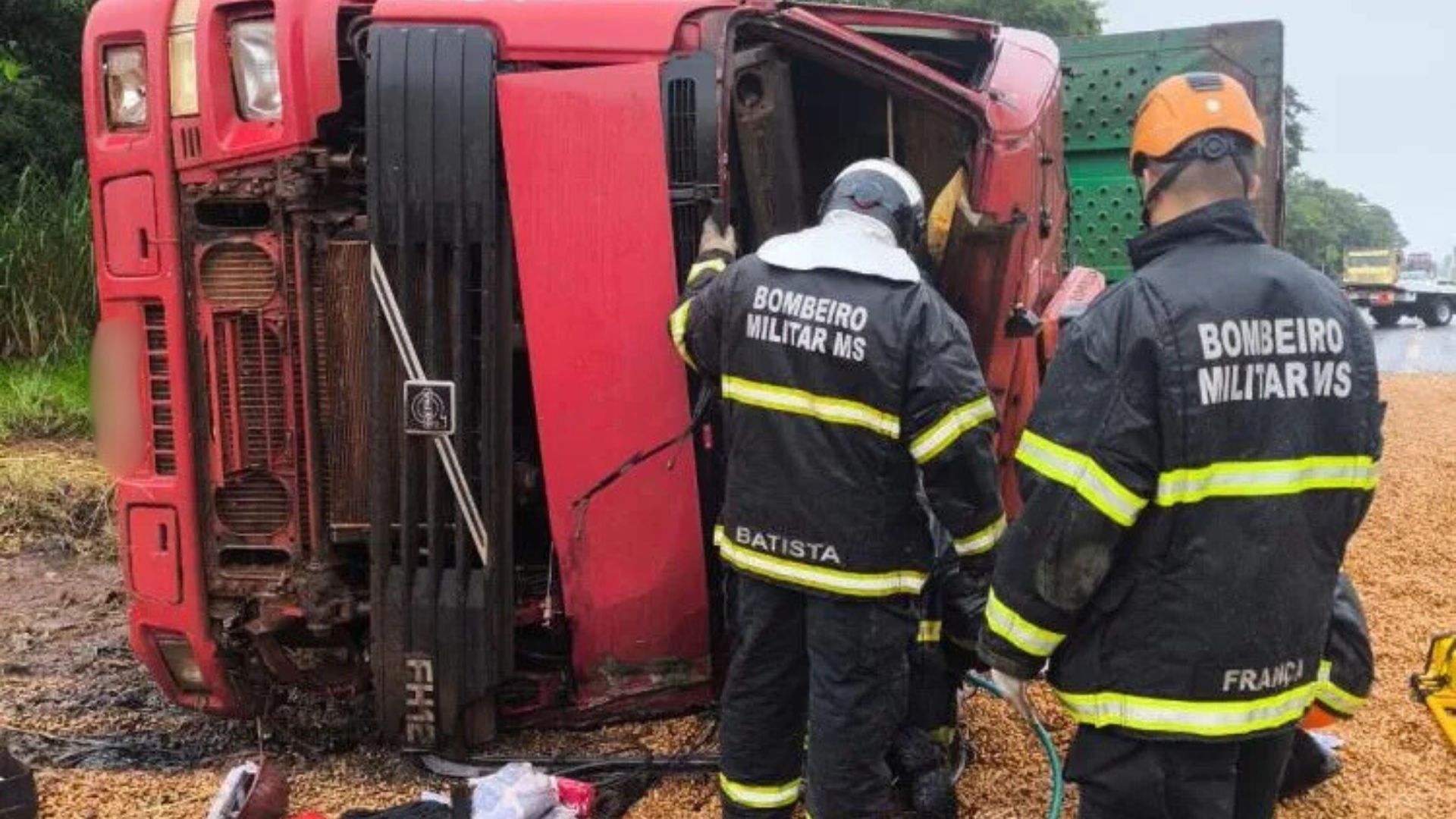 Motorista Preso nas Ferragens Após Tombamento de Caminhão na MS-395