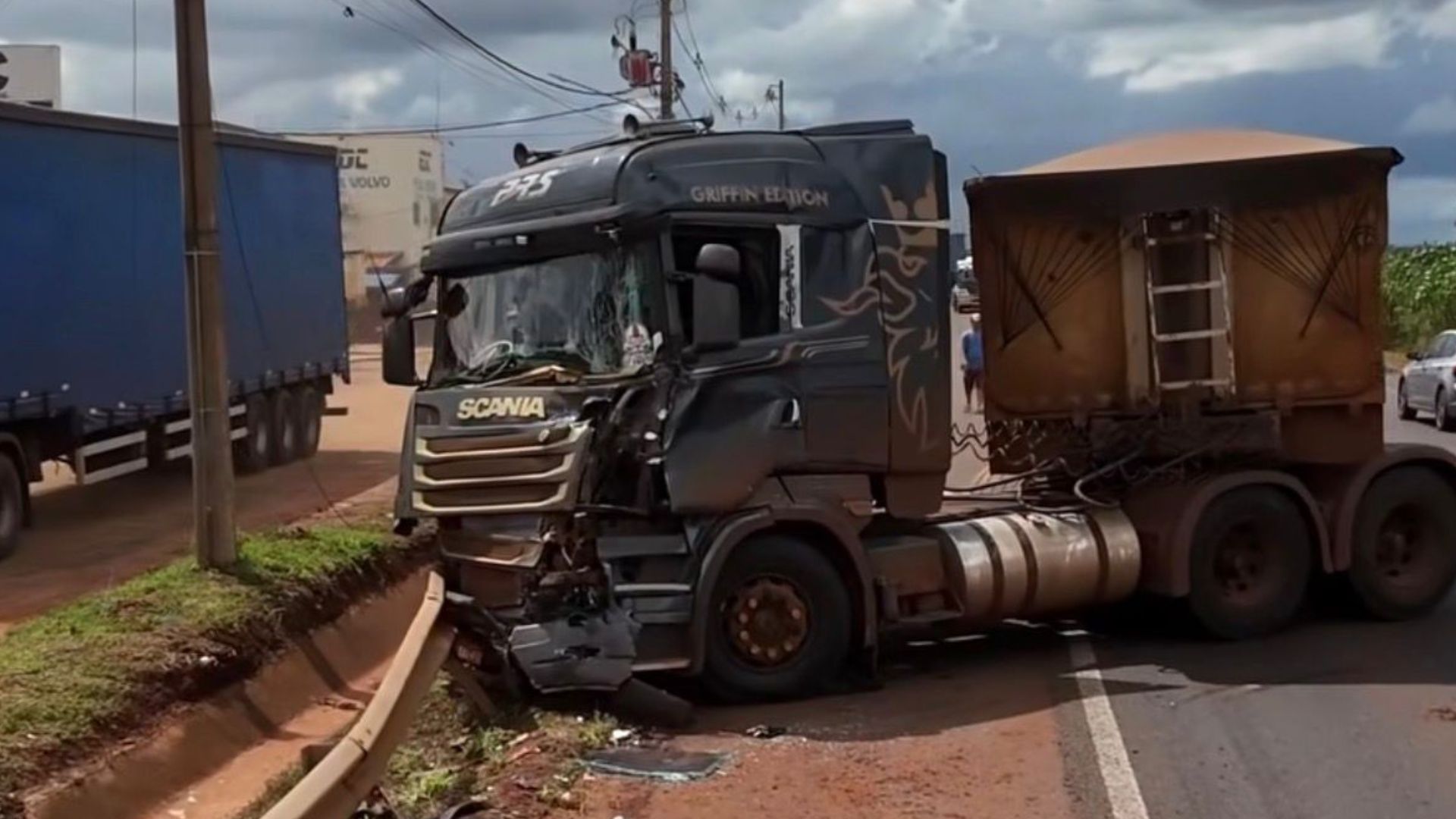 Engarrafamento BR-163: Carreta Colide com Guard-Rail em Campo Grande