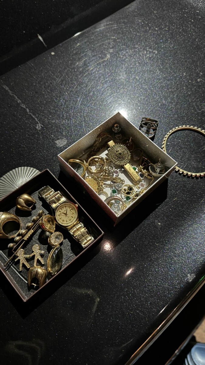 Joias Enterradas: Criminosos São Presos com R$ 100 mil em Jóias